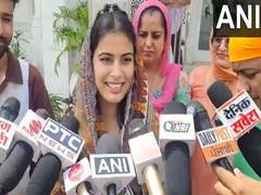 
      
      Olympic medallist Manu Bhaker visits Golden Temple
      
      