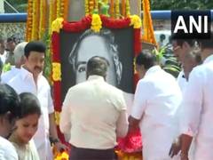 
      
      TN CM pays tribute to DMK founder Annadurai on birth anniversary 
      
      