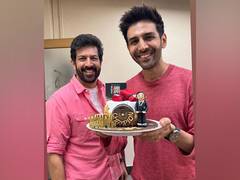 
      
      Kartik Aaryan wishes director Kabir Khan on his birthday
      
      