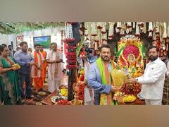 
      
      Salman Khan attends Ganpati puja at Eknath Shinde's residence
      
      