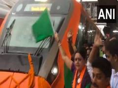 
      
      WB: Agnimitra Paul flags off Vande Bharat at Asansol station
      
      