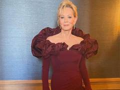 
      
      Emmys 2024: Jean Smart gets standing ovation 
      
      