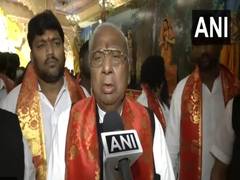
      
      Hyderabad: Congress leader V Hanumantha Rao visits Ganesh pandal
      
      