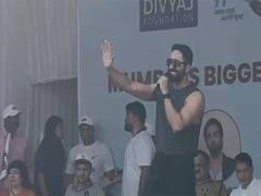 
      
      Ayushmann Khurrana joins beach clean-up drive at Versova
      
      