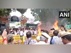 
      
      Indian Youth Congress members stage protest against Ravneet Singh
      
      