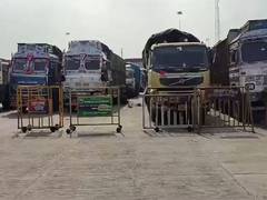 
      
      Trucks stranded at Jharkhand-WB border after Banerjee order
      
      