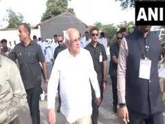 
      
      Gujarat CM inaugurates panchayat bhawan during visit to Devrajiya
      
      
