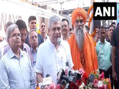 
      
      Ashwini Vaishnaw inaugurates Bharat Gaurav Train
      
      