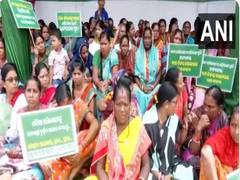 
      
      Odisha: BJD workers stage demonstration in front of Raj Bhawan
      
      