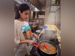 
      
      Rohit Saraf lauds Janhvi's “zero kcals” pasta
      
      