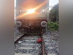 
      
      LPG cylinder found on railway track in Kanpur, accident averted
      
      
