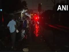 
      
      Mumbai: Local train services on Harbour line resumes
      
      