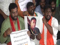 
      
      Telangana: BJP Yuva Morcha holds protest against actor Prakash Ra
      
      