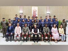 
      
      Arunachal Gov interacts with Tawang, West Kameng dis student
      
      