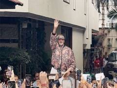 
      
      Big B keeps up with his Sunday ritual of greeting fans 
      
      