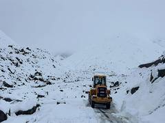 
      
      Early snowfall in North Sikkim, disrupts socio-economic activity
      
      