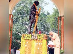 
      
      CM Yogi Adityanath pay floral tributes to Mahatma Gandhi
      
      