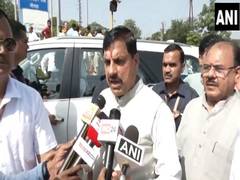 
      
      MP CM pays tribute to Mahatma Gandhi, Lal Bahadur Shastri
      
      