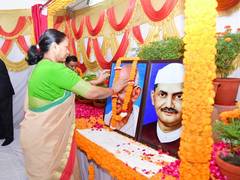 
      
      Radha Raturi pays floral tributes to Mahatma Gandhi
      
      