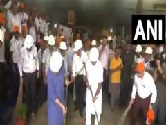 
      
      Ashwini Vaishnaw attends 'Swacchata Abhiyan' in Kolkata
      
      