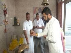
      
      Congress Aditya Surjewala offers prayers before casting his vote
      
      