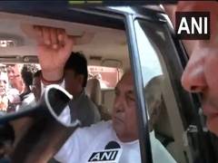 
      
      Former CM Bhupinder Singh Hooda cast his vote in Rohtak
      
      