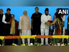 
      
      Maharashtra CM Shinde, Dy CMs felicitate PM Modi at Thane event
      
      