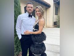 
      
      Justin Timberlake gives shoutout to wife Jessica Biel 
      
      