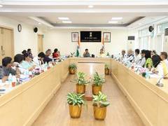 
      
      Mansukh Mandaviya chairs meeting on employment data
      
      