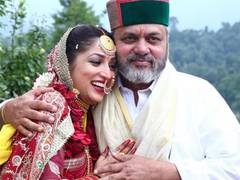 
      
      Yami gets emotional as her father Mukesh receives National Award
      
      