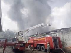 
      
      UP: Massive fire engulfs electric warehouse in Lucknow
      
      