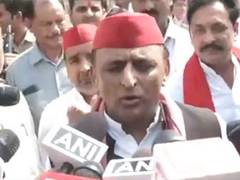 
      
      Akhilesh Yadav pays floral tribute to Mulayam Singh on his death 
      
      