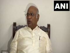 
      
      Congress lashes out at Mohan Bhagwat, says RSS backs party 