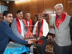 
      
      Himachal CM Sukhu pays obeisance at Sri Hanuman Temple in Jakhu
      
      
