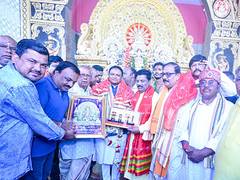 
      
      Odisha CM Majhi visits puja pandals in Cuttack
      
      