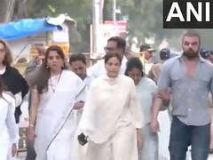 
      
       Sohail Khan with sister Arpita arrives at Baba Siddique's house 
      
      
