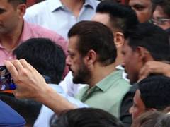 
      
      Salman Khan visits Baba Siddique's residence
      
      