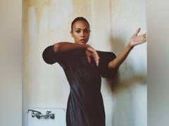 
      
       James Cameron helped Zoe Saldana's career transition 
      
      