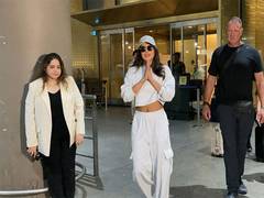 
      
      Priyanka Chopra touches down Mumbai, greets paps with namaste
      
      