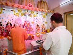 
      
      Rahul Gandhi offers prayers at Valmiki Temple in Delhi 
      
      