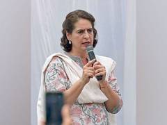 
      
      J-K: Priyanka Gandhi condemns killing of labourer in Shopian
      
      