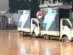 
      
      Karnataka: Heavy rains in Bengaluru 
      
      