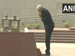 
      
      Singapore's Defence Minister lays wreath at National War Memorial
      
      