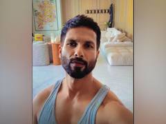 
      
      Shahid Kapoor gives fans a sneak peek of his ripped biceps 
      
      