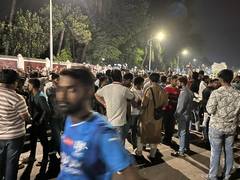 
      
      Bangladesh protesters seige presidential palace
      
      