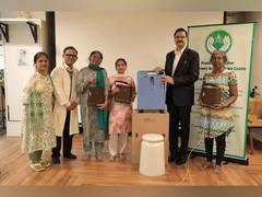 
      
      Dhananjay Datar Gifts Oxygen Kits to Pulmonary Diseases Patients 
      
      