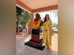
      
      Nimrat Kaur unveils her father Major Bhupendra Singh's statue
      
      