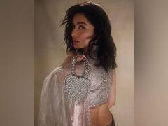 
      
      Shraddha Kapoor shares gorgeous Diwali pics in stunning saree
      
      