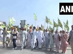 
      
      BJP leaders submit memorandum to Punjab Governor on paddy issue 
      
      
