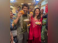 
      
      Kartik Aaryan, Madhuri Dixit enjoy vada pav in Pune 
      
      